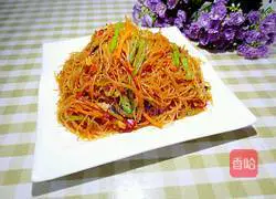 Illustration of how to make fried rice noodles with double shreds and green onions 11