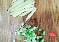 Illustration of how to make stir-fried leeks and lotus vegetables 3