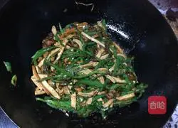 Ultra-simplified version of homemade braised shrimps Illustration of making noodles 8