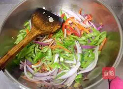 Illustration of how to make Xinjiang pulled tiaozi fried noodles 6