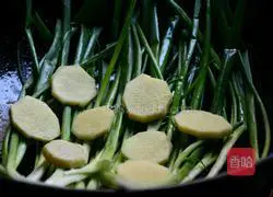 Illustration of how to make rock sugar elbow 9