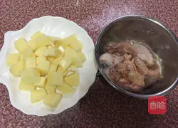 Illustration of how to make potato braised chicken nuggets 1