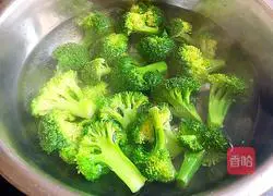 Illustration of how to make spicy fish with Chixiang sauce 10