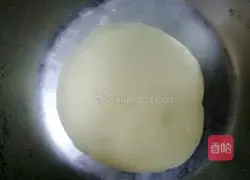 Illustration of how to make pizza in a pan 3