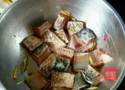 Illustration of how to make spicy fish cubes in dry pot 3