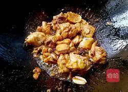 Illustration of how to make potato braised chicken 4