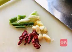 Illustration of how to make lotus white fungus with oily meat 5