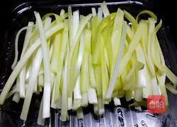 Three shredded stir-fried Illustration of how to make rice noodles (Cantonese style) 4