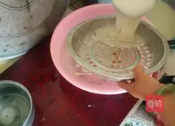 Shaanxi pulp water Illustration of how to stir fish into balls 9