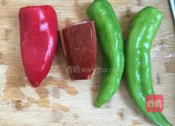Illustration of how to make fried bacon with green pepper 1 