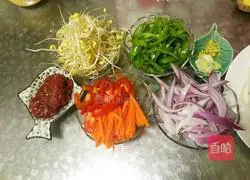 Illustration of Xinjiang Fried Noodles with Tiaozi 2