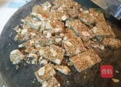 Illustration of how to make peanut sesame candy 7