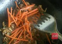 Illustration of how to make fried kimchi shreds with udon noodles 6