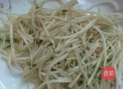 Illustration of how to make fried rice noodles with three shredded eggs 6