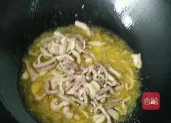 Illustration of how to make fried shredded pork with dried fungus and tofu 5