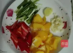 Illustration of braised chicken nuggets with double peppers and mushrooms 3