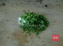 Illustration of how to make fried rice noodles with eggs, lettuce and rice noodles 4