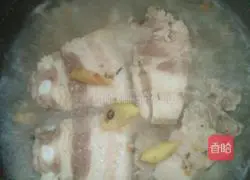 Illustration of how Lao Ganma mixes white-cut meat 2