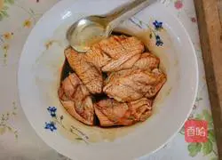 Illustration of how to make spicy chicken wings in dry pot 3