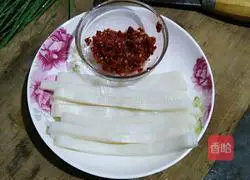 Illustration of how to make fried rice noodles with chopped pepper 1