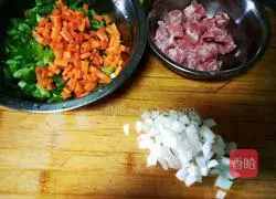 Illustration of how to make braised noodles with pork and green pepper 2