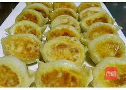 Illustration of how to make pumpkin pot stickers 12