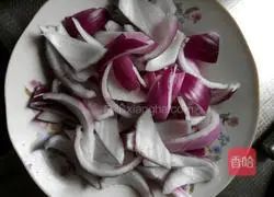 Illustration of how to stir-fry mutton with onions 2