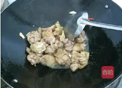 Illustration of how to make potato braised chicken 6