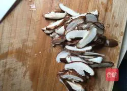 Illustration of how to make mushroom and chicken porridge 3