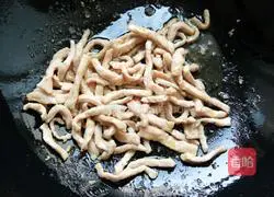 Illustration of how to make shredded pork with Jia Chang Jing sauce 8