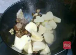 Illustration of how to make beef stew with potatoes 8