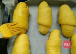 Illustration of how to make raisin and carrot bread rolls 13