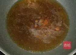 Illustration of how to make pork buns with cured sauce 4