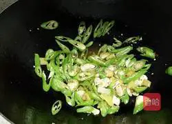 Illustration of how to make fried beef with green pepper 6