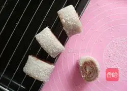 Illustration of how to make coconut donkey roll 10