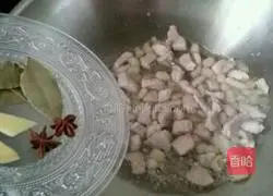 Illustration of how to make northwest mutton noodles 3