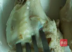 Illustration of braised chicken legs with tea tree mushrooms 4