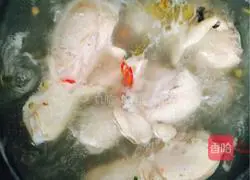 Illustration of how to make shredded chicken 1