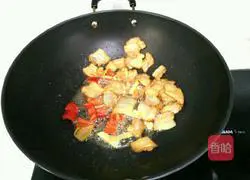 Illustration of how to make fried bacon with mud and mugwort 10