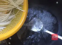 Fried rice noodles with pickled mustard and shredded pork Illustration of how to do it 2