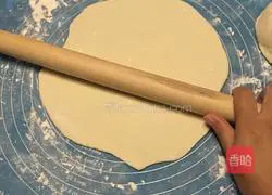 Illustration of how to make bacon, corn and onion pizza 7