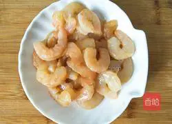 Illustration of how to make ham and shrimp pizza 3