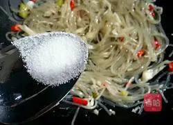 Illustration of how to make shredded pork with kimchi and sweet potato noodles (sour and spicy version) 10