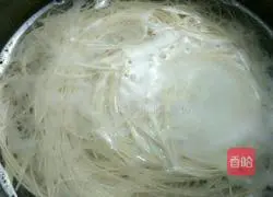 Illustration of making Yangchun noodles 5