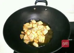 Illustration of how to make fried bacon with mud and mugwort 8