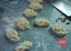 Illustration of how to make sesame candy hedgehog buns 16