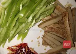 Illustration of how to stir-fry shredded pork with dried tofu and green pepper 3