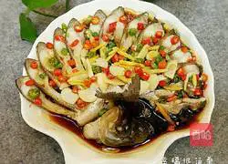 Illustration of how to make steamed Wuchang fish with peacock tail open 8