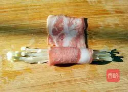 Illustration of how to make bacon enoki mushroom rolls 6