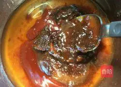 Illustration of how to make braised pig trotters and chicken feet 10